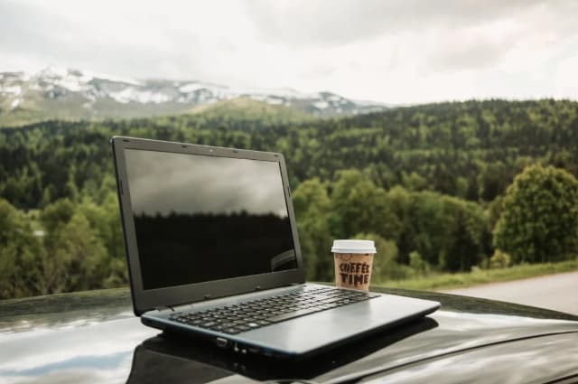Ładowanie laptopa w podróży i bez dostępu do gniazdka – skuteczne triki Ładowanie laptopa w podróży i bez dostępu do gniazdka – skuteczne triki