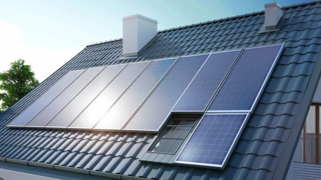 Panele słoneczne na dachu: czy warto zainwestować? - Analiza  Panele słoneczne na dachu: czy warto zainwestować? - Analiza